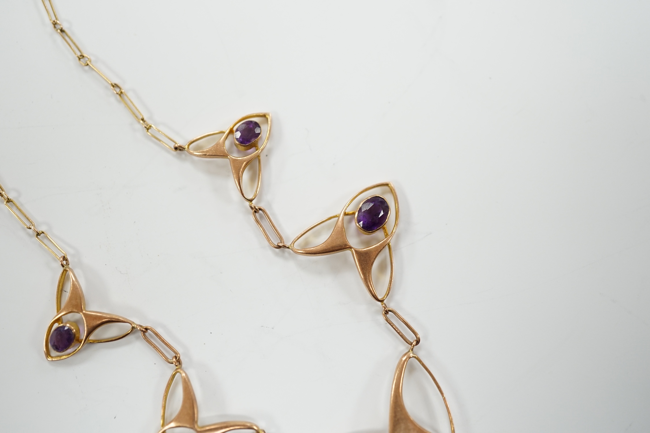 An Edwardian Art Nouveau 9ct and graduated five stone oval cut amethyst set necklace, 44cm, gross weight 6.2 grams.